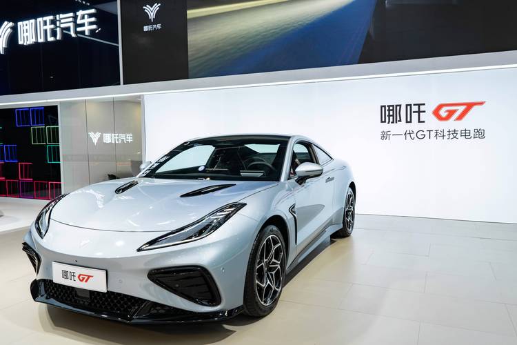 广州95哪吒汽车在智能汽车领域的表现，领途汽车在新能源汽车市场中的影响力